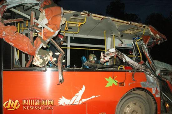 成都一载50多人公交与运沙车相撞 1死多伤