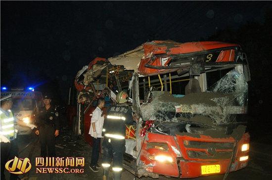 成都一载50多人公交与运沙车相撞 1死多伤