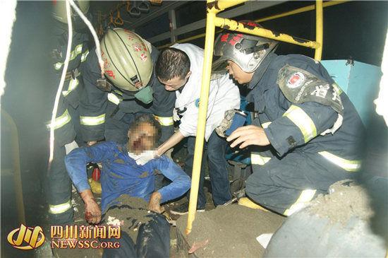 成都一载50多人公交与运沙车相撞 1死多伤