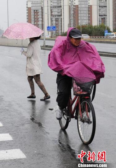 长春64年来首次9月飞雪气温骤降市民忙换装
