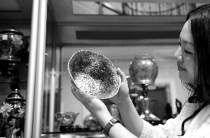 第三十五届北海公园菊花展“十一”开幕，漫步在公园里，花坛、花钵、花带贯穿始终，变化万千的造型菊与古典园林、参天古树交相呼应，引来不少游客拍照。首席摄影记者 吴宁/摄