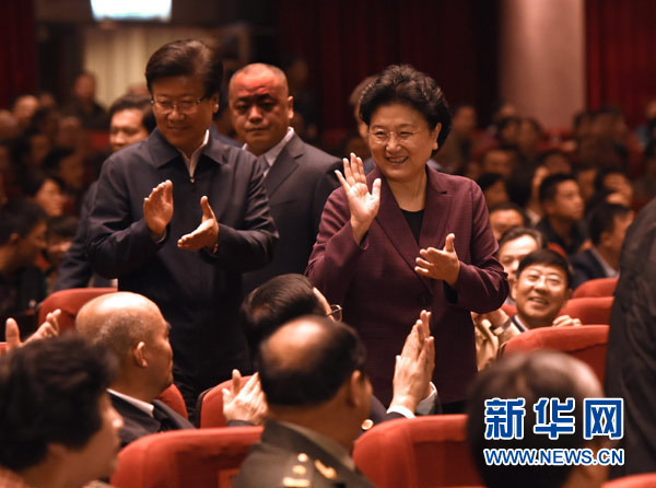 10月6日，中共中央政治局委员、国务院副总理、中央代表团团长刘延东在新疆人民会堂与各族各界群众一起观看庆祝新疆生产建设兵团成立60周年文艺演出《戈壁青春》。新华社记者 马占成 摄 