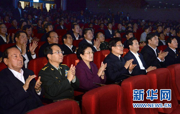 10月6日，中共中央政治局委员、国务院副总理、中央代表团团长刘延东在新疆人民会堂与各族各界群众一起观看庆祝新疆生产建设兵团成立60周年文艺演出《戈壁青春》。新华社记者 马占成 摄 