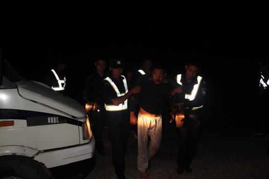 公安民警救出地震受伤群众