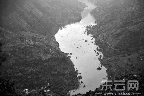 云南鲁甸堰塞湖水退去 村民挖出20万现金(图)