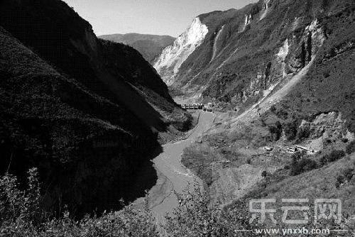 云南鲁甸堰塞湖水退去 村民挖出20万现金(图)