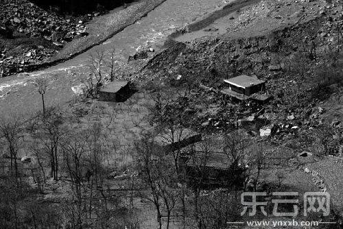 云南鲁甸堰塞湖水退去 村民挖出20万现金(图)