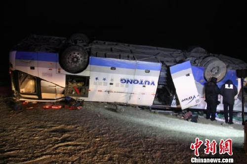 连霍高速新疆西部路面结冰致载26人客车侧翻1人死亡