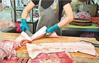 受黑心油影响,台湾主妇自行榨猪油,过去乏人问津的猪板油和二层油,现时变得相当抢手。台湾“中央社”