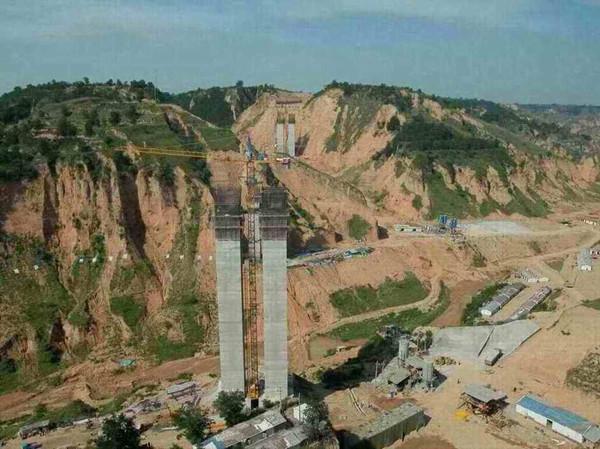 陕西黄延高速一施工隧道发生滑塌 19人遇难