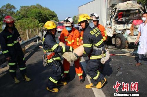 沈海高速福建漳浦段两货车追尾致2死1伤(图)
