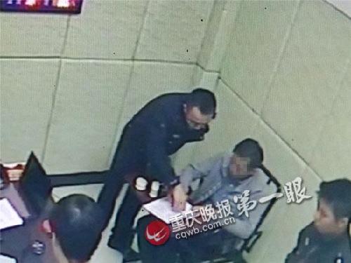 四川涉嫌受贿贪官重庆驾车逆行被查(图)