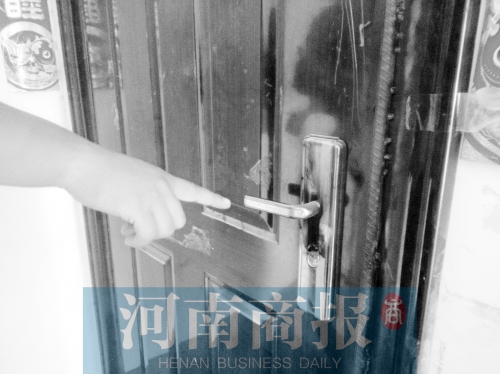 隋强的一处住宅,门锁已经被债主焊死