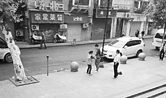 男子坐宝马内随手扔垃圾 环卫工劝阻被扇耳光