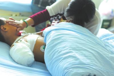 男孩翻护栏看熊被咬掉胳膊 动物园暂筹8000元救治