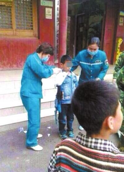 男孩翻护栏看熊被咬掉胳膊 动物园暂筹8000元救治