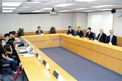 香港特区政府与学联对话：希望学生带头撤离