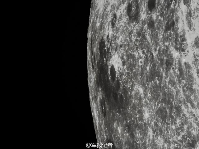 嫦娥5号试验器从月球旁发回地月合影(图)