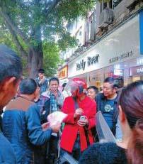 情侣茶楼约谈分手 女子补偿男友5000元被扔楼下