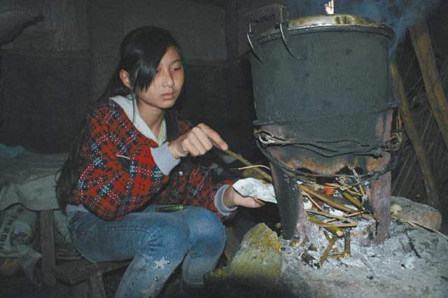 13岁女孩养鸡种菜照顾奶奶 各地网友点赞欲资助