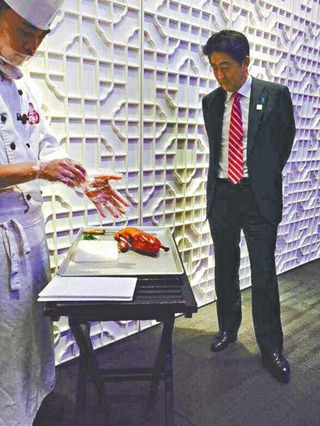 安倍在北京吃烤鸭 站着看师傅片皮(图)