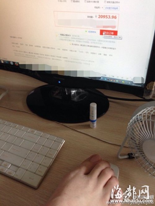 　　福州男双11疯狂血拼，被网友封为“网购第一脚”