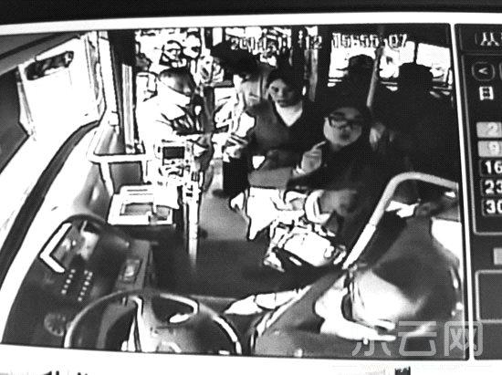 女孩带狗上公交遭拒 执意让司机退钱惹怒乘客