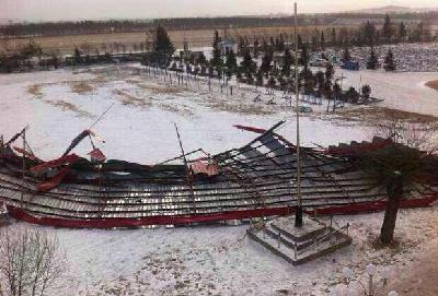 黑龙江密山一中学房盖被大风掀起 3名学生受伤