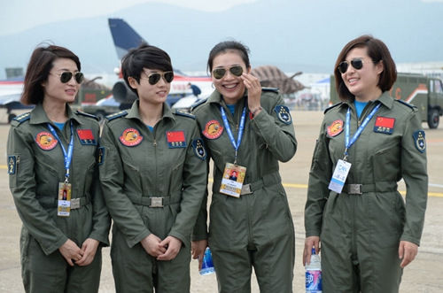 　　中国空军八一飞行表演队的“四朵金花”英气逼人