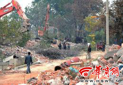 14日，子午峪台沟村，违法建筑已拆除完毕，工人们在清理建筑垃圾 华商报记者 于卓 摄