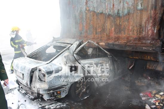 六旬父母满载柑橘看望儿子 追尾货车双双去世