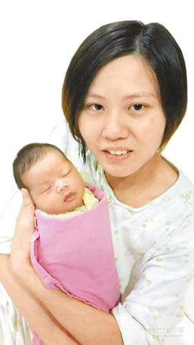 消防员救孕妇没认出是老婆准妈:你女儿快出来了!