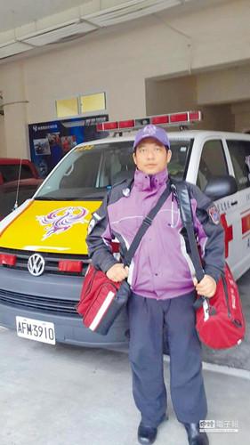 消防员接到载孕妇急产任务 没认出是老婆(图)