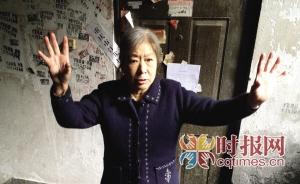 73岁老人火场救7人后晕倒 “获救”年轻人先跑