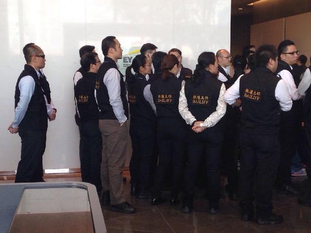 现场有过百名警员戒备