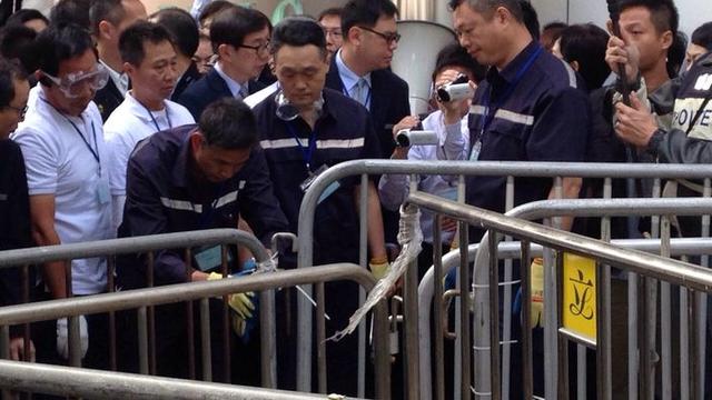 他们先清理中信大厦龙汇道对出障碍物，剪开铁马阵的索带和保鲜纸。