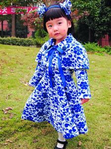 父亲为女儿制作百套创意服饰 南瓜青花瓷穿上身