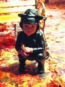 父亲为女儿制作百套创意服饰 南瓜青花瓷穿上身