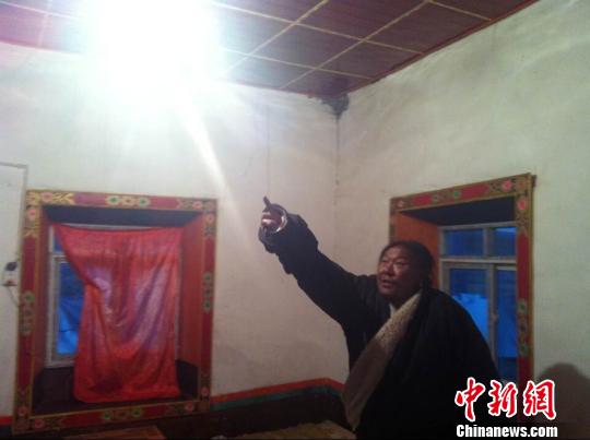 图为村民色都家的房屋多处出现裂缝。 刘忠俊 摄