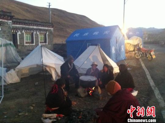 图为村民色都家的房屋多处出现裂缝。 刘忠俊 摄