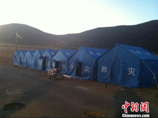 图为村民色都家的房屋多处出现裂缝。 刘忠俊 摄