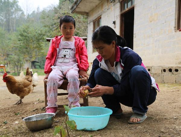 吴明祝将女儿的座椅搬到身旁，自己才放心干活 谢道玖