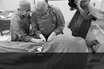 壮年男子因肝病出现肝腹水 肚子大如西瓜 