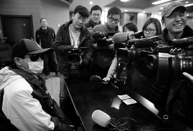 陕西中得6317万巨奖彩民戴口罩墨镜领奖金(图)