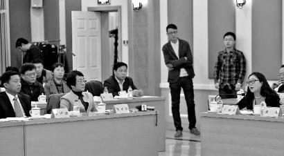 尹爱青委员就职业教师的编制问题发问本报记者郭亮摄