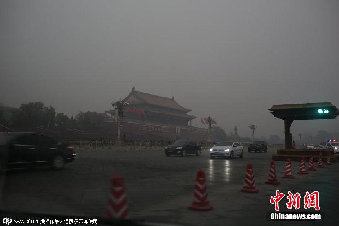 北京雾霾不散降雨来 城区白天如黑夜