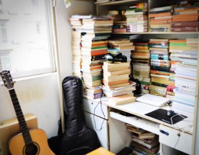 四川大学“学霸”走红 寝室藏书2000余册(图)