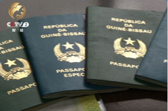 十年来 朱某和孔某不断变化着身份