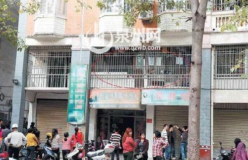 女子遭强奸割喉丢血书求救 12岁幼子屋内遇害