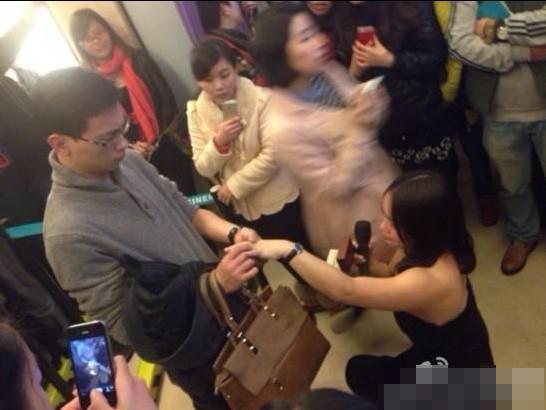 女子向男友跪地求婚成功 生下骨折女婴男友失联